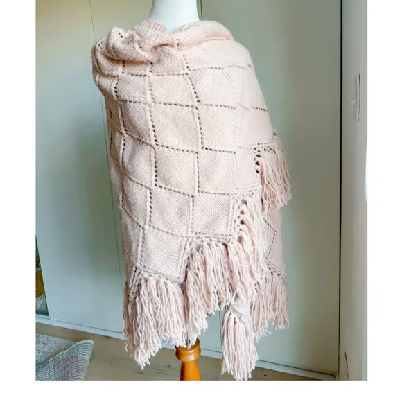 Vintage Hand Knit Poncho in Blush Pink S-L Fit Boho hippie Artisan Fringe Shawl - Picture 3 of 10